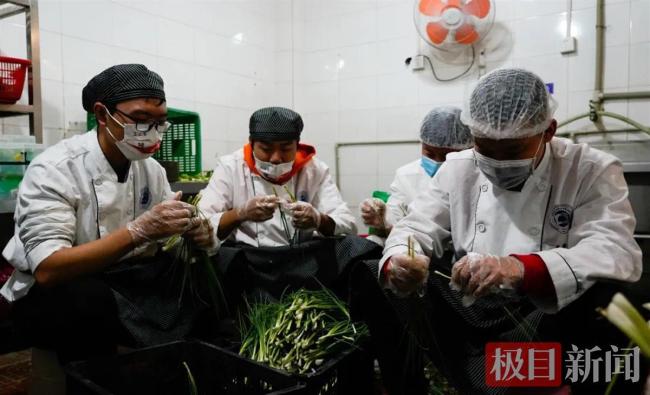 高校廚師因黃碼無法入校，烹飪專業學生緊急出動！