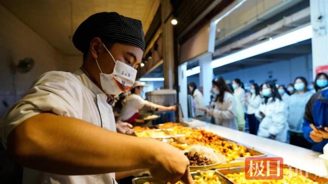 高校廚師因黃碼無法入校，烹飪專業學生緊急出動！