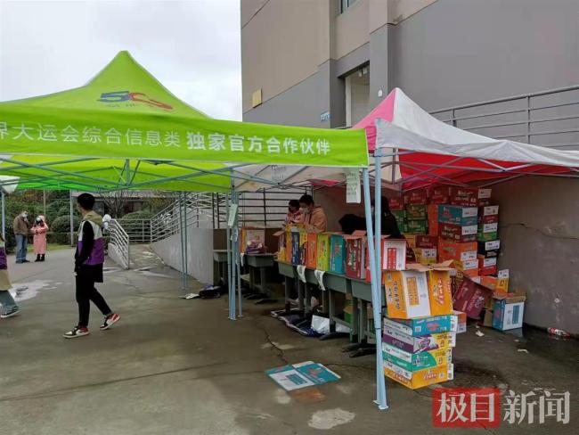 高校廚師因黃碼無法入校，烹飪專業學生緊急出動！