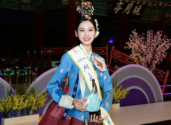 韓國23歲女大學生奪得“傳統美人”冠軍 獲獎5萬人民幣