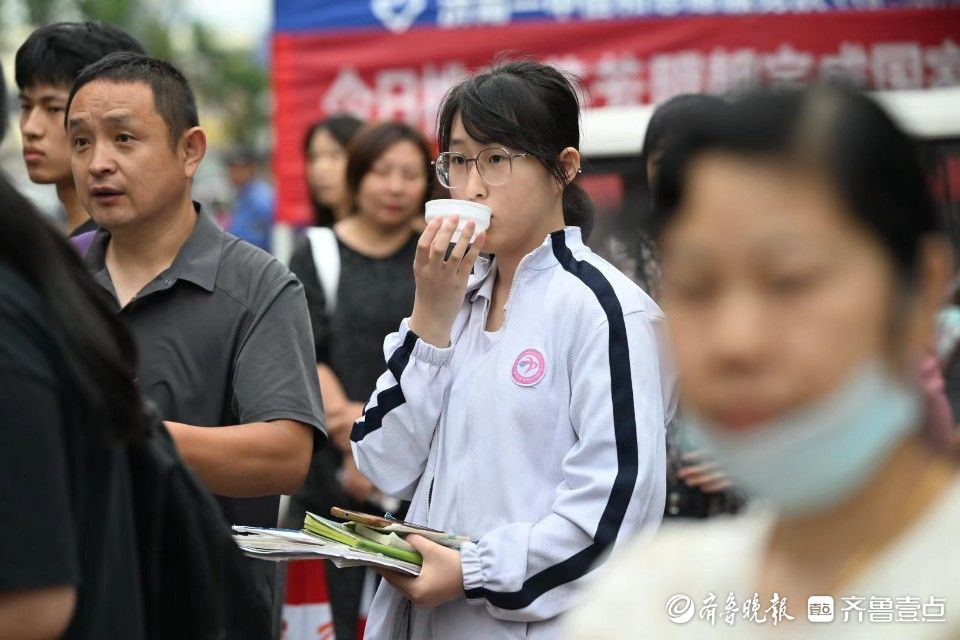 再看最后一眼！进场前济南高考生争分夺秒