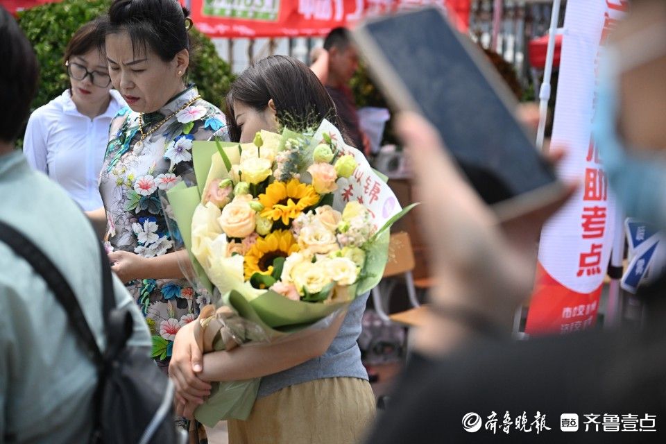 高考首场即将结束，考场外成花的海洋