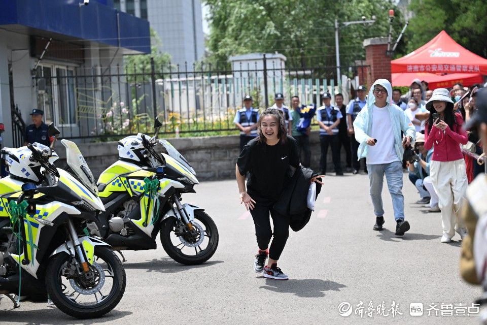 高考首日首场结束，第一个冲出来的考生行礼感谢全场家长