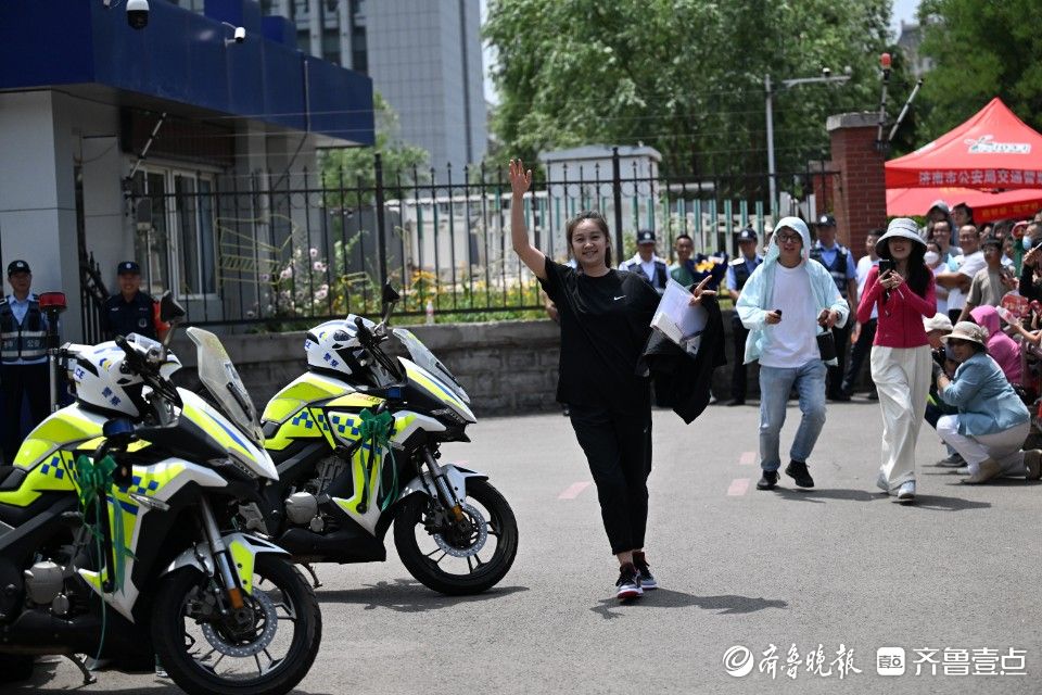 高考首日首场结束，第一个冲出来的考生行礼感谢全场家长