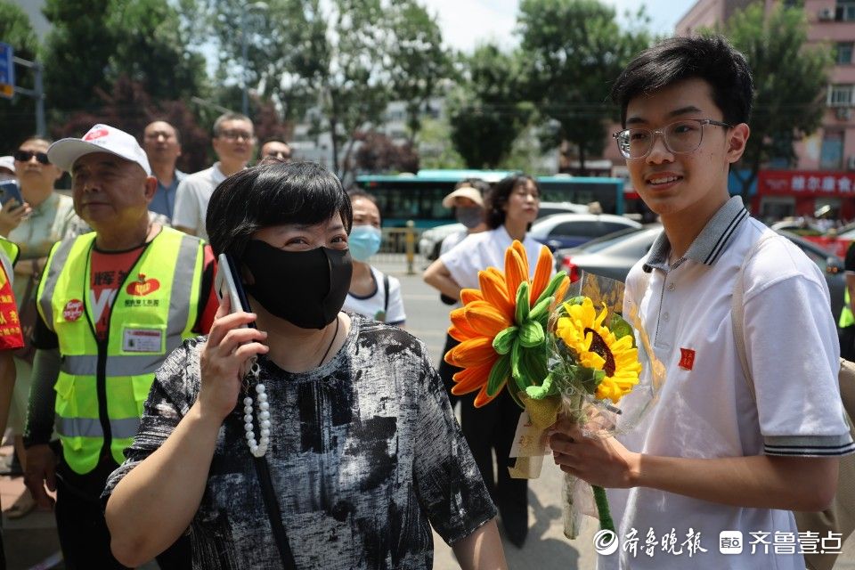 高考首場考試結束，考生輕松出場