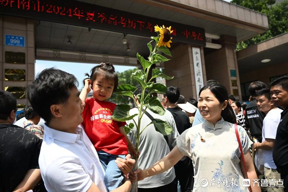 这位妈妈亲手种下向日葵，只等儿子高考这一天