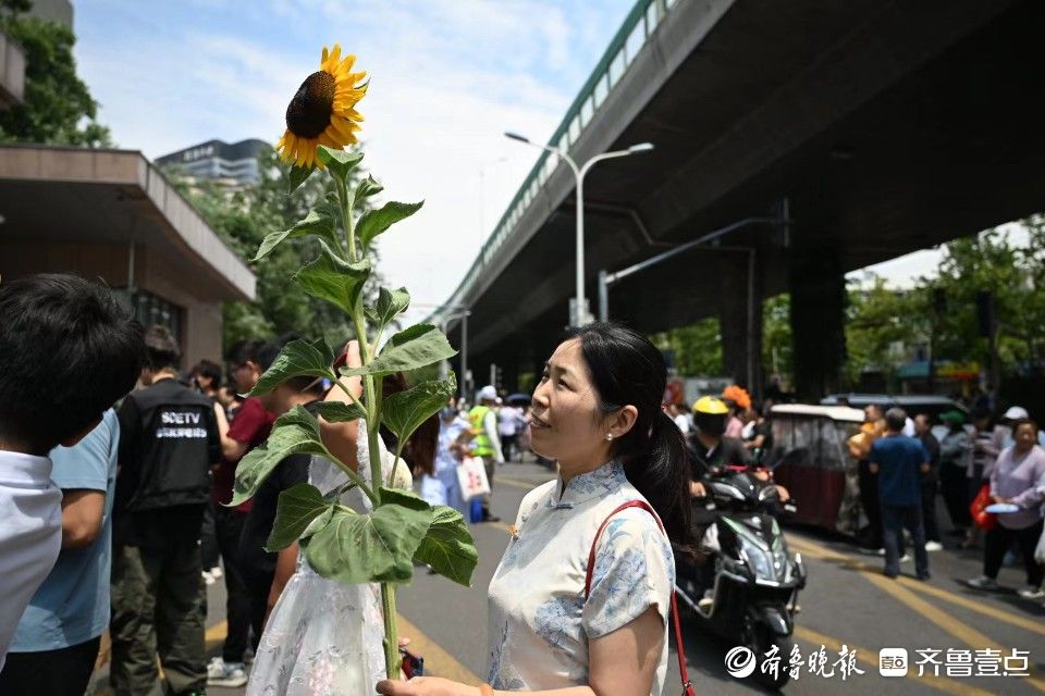 這位媽媽親手種下向日葵，只等兒子高考這一天