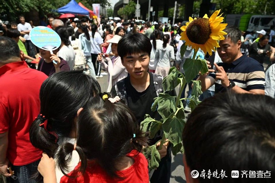 這位媽媽親手種下向日葵，只等兒子高考這一天