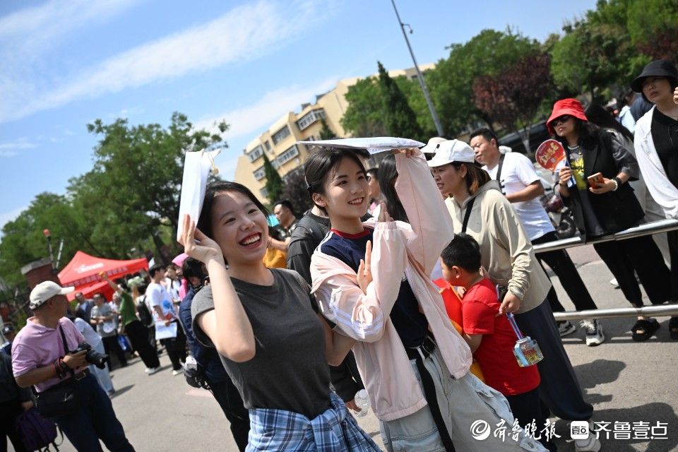 高考首场考试收官，考生满面笑容走出考场