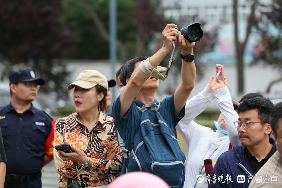 高考首场考试即将结束，陪考家长场外用爱守望