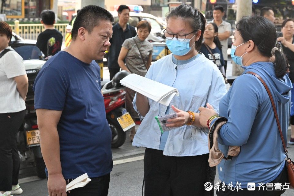 高考考點現場花絮：進場再看一遍提綱和家長的祝福鼓勵都很重要