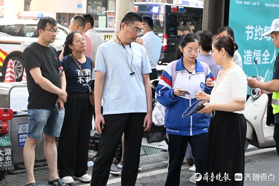 高考考点现场花絮：进场再看一遍提纲和家长的祝福鼓励都很重要