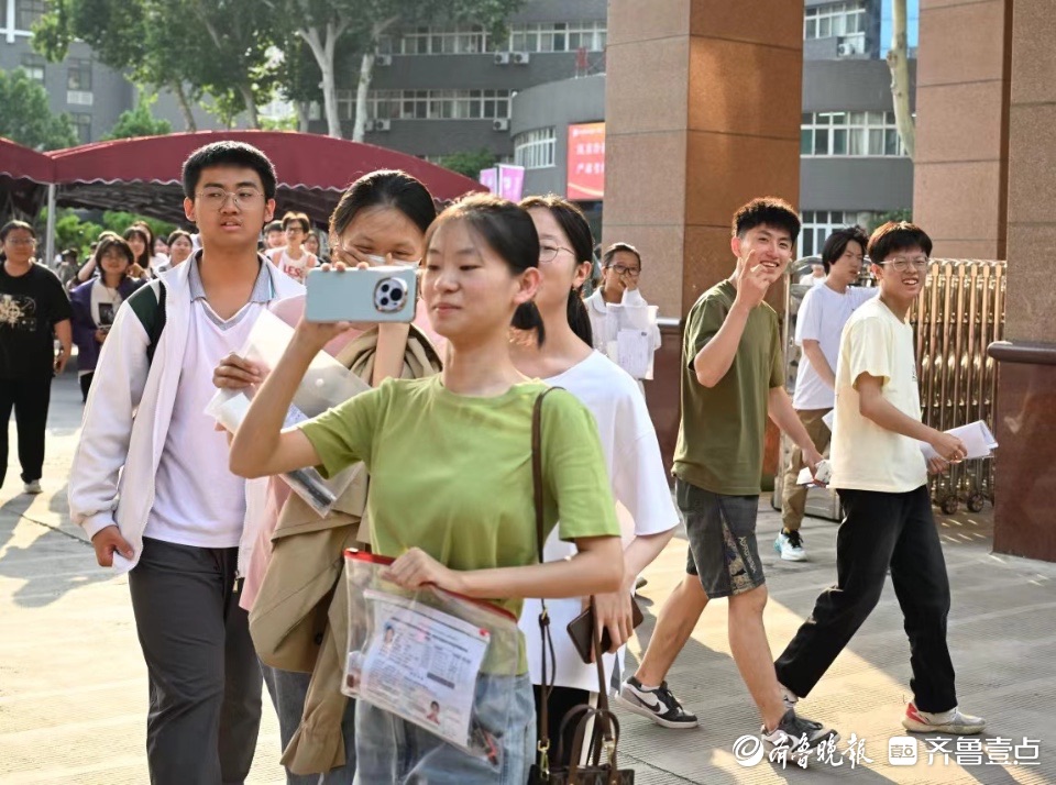 反向記錄，高考考生出場后將鏡頭對準(zhǔn)陪考家長