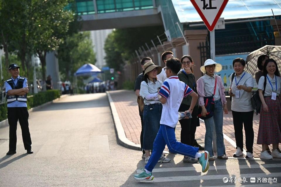 考生们跑步走出考场，活力四射自信满满