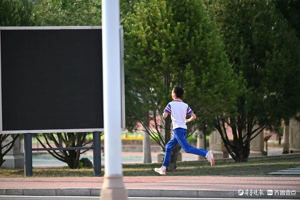 考生们跑步走出考场，活力四射自信满满