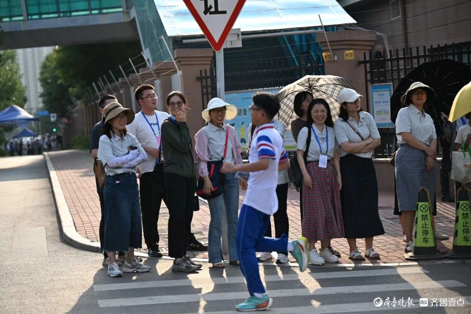 考生们跑步走出考场，活力四射自信满满