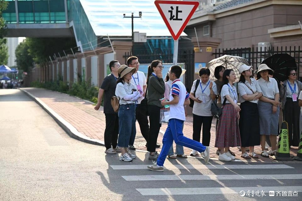 考生们跑步走出考场，活力四射自信满满