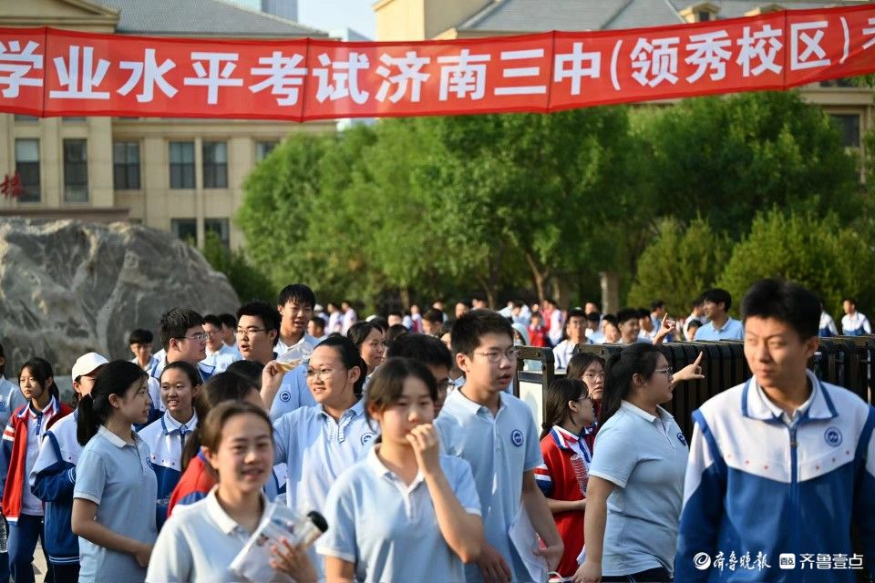 考生们跑步走出考场，活力四射自信满满