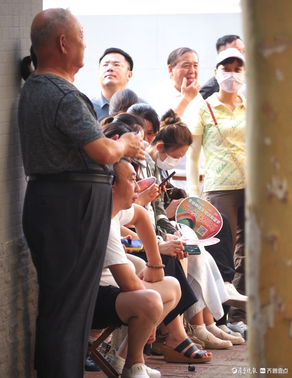 济南中考首日，陪考家长们全天场外坚守