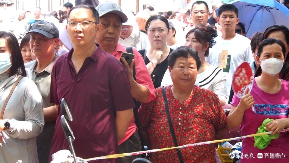 济南中考首日，陪考家长们全天场外坚守