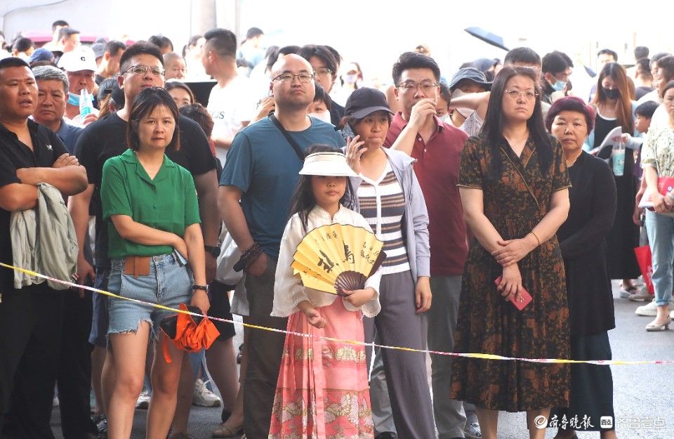 济南中考首日，陪考家长们全天场外坚守