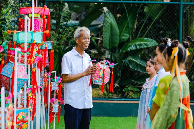 福建福州：花燈非遺文化進(jìn)校園