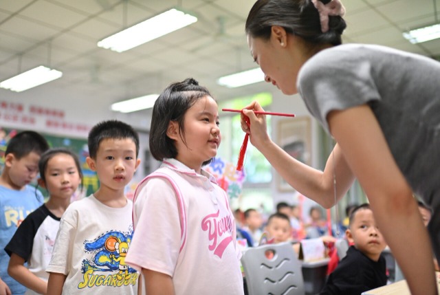 重慶：中小學(xué)生“元?dú)鉂M滿”回歸校園