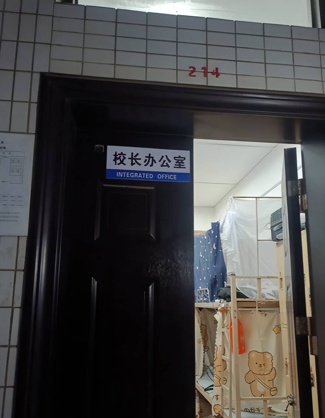 女生宿舍“叛逆”门牌走红，差点让男同学走错：有种回家的感觉