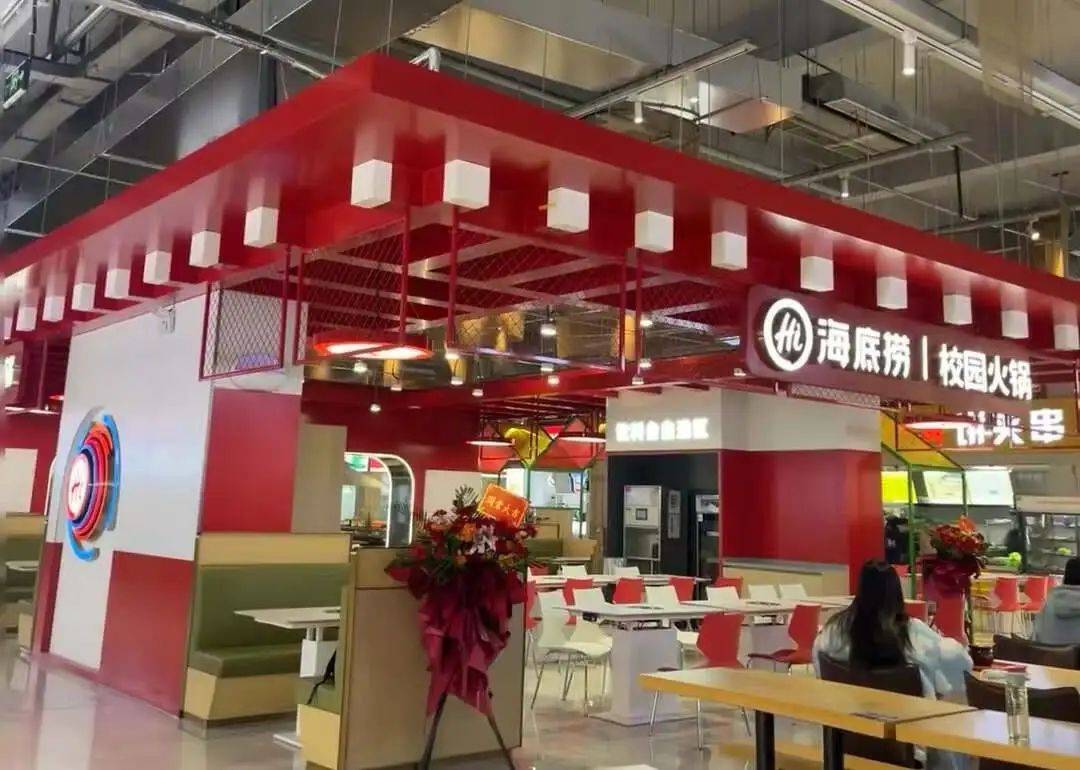 “學校食堂越來越像商場B1”，網紅連鎖店盯上了大學生