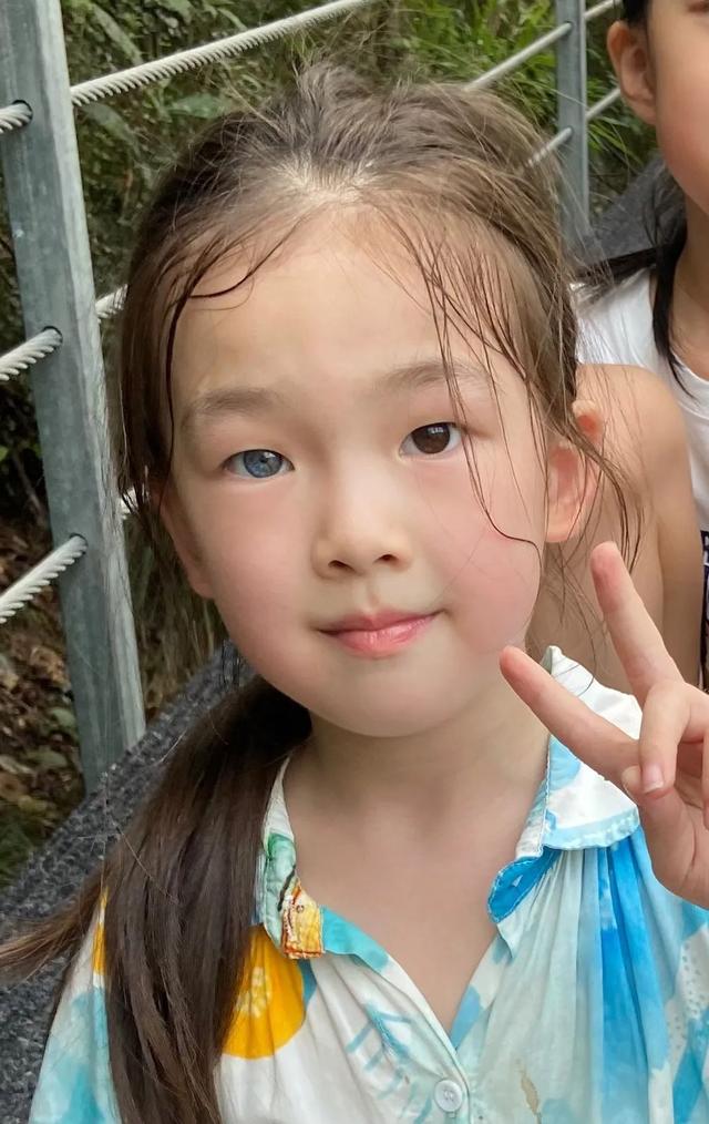 江西6歲女孩天生異瞳，母親曾擔心會被同學笑話：人緣挺好，大家喜歡她