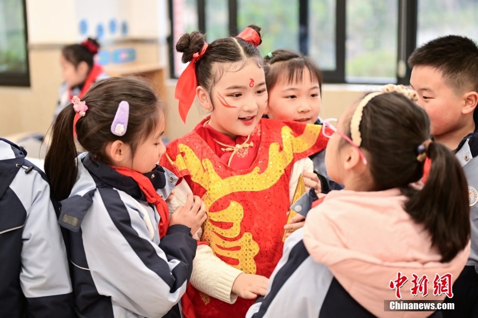 重庆小学生扮“哪吒” 迎接新学期