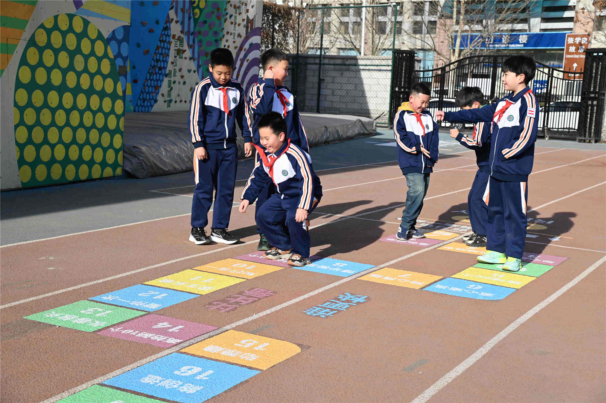 天津市和平區(qū)四平東道小學的同學們在操場上開心運動。校方供圖