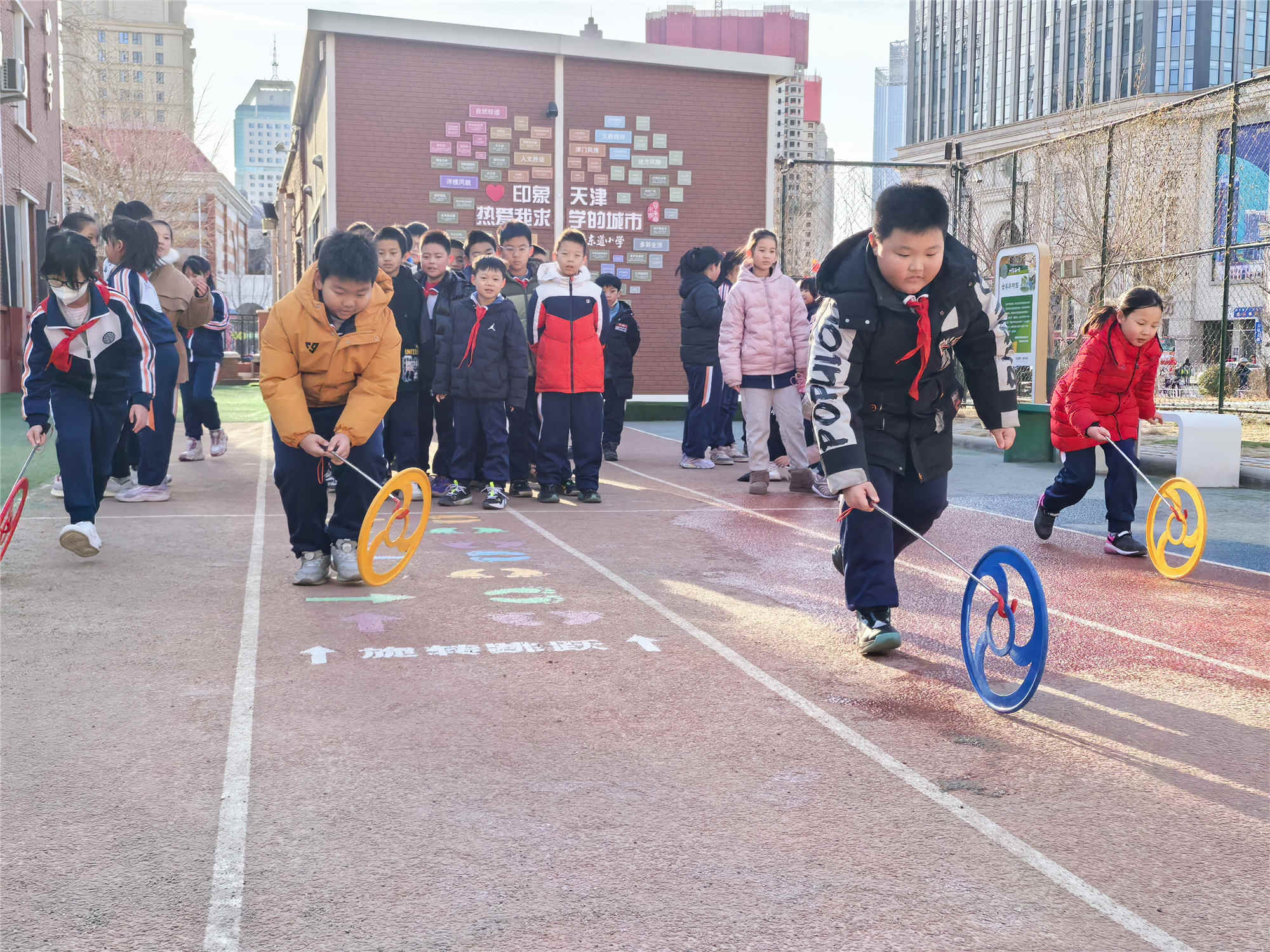 天津市和平區(qū)四平東道小學的同學們在操場上開心運動。校方供圖