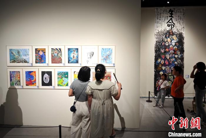 第十六屆海峽兩岸少兒美術大展吸引民眾