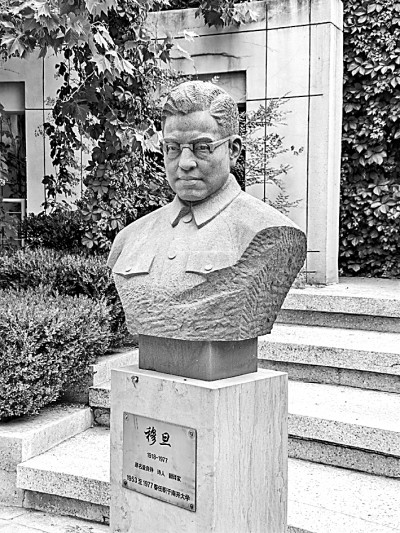 以新詩的“輕”抵達思想的“深”