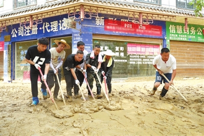 毕业典礼后，他火速归乡抗洪