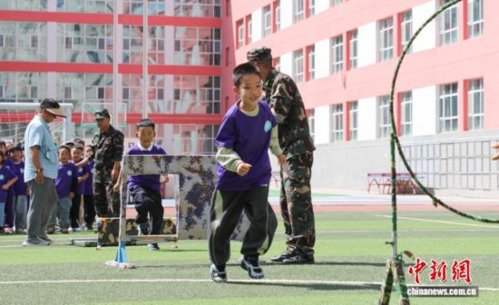 图为学生体验组合障碍训练。中新社记者 马铭言 摄