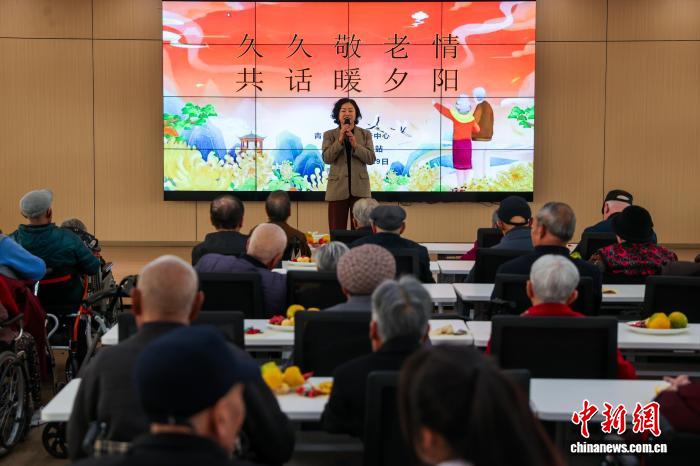 青海西宁:老人与小朋友共度重阳 青海西宁:老人与小朋友共度重阳