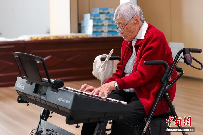 青海西宁:老人与小朋友共度重阳