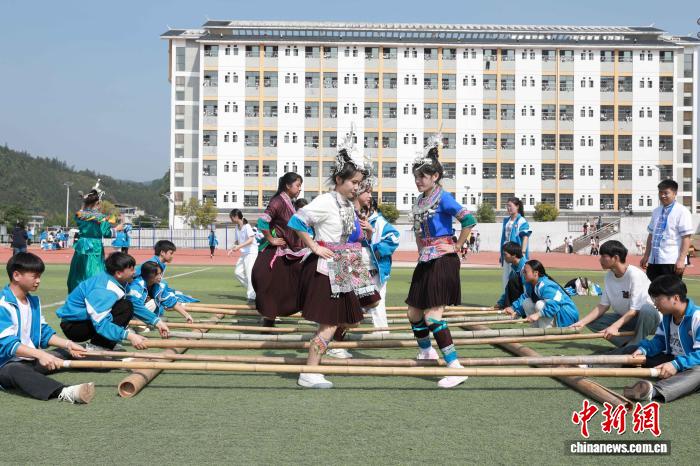 广西侗乡学子展示多彩民族文化