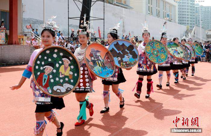 广西侗乡学子展示多彩民族文化