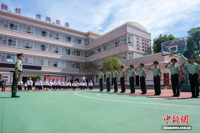 “红领巾”进军营 国防教育“零距离”