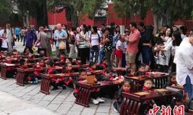 各地开学屡现仿古开笔礼被指并非中国传统