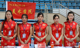 学姐真拼！她们身着大红旗袍迎接新生