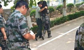 高校多名教官向女生表白 或摟肩或當(dāng)眾親吻