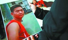 90后硕士生救落水少年牺牲 遗体仍保持托举姿态