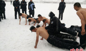 河南高校学生冒雪赤膊训练