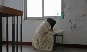 拼了！零度天气 考研学子裹毛毯楼道复习