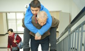 四川一大学生因患病行动不便 家人轮流背其上学