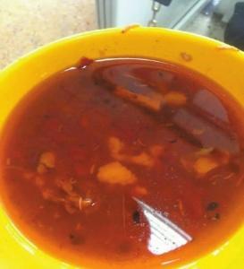 高校食堂菜里发现大量肉虫 12名责任人被处罚